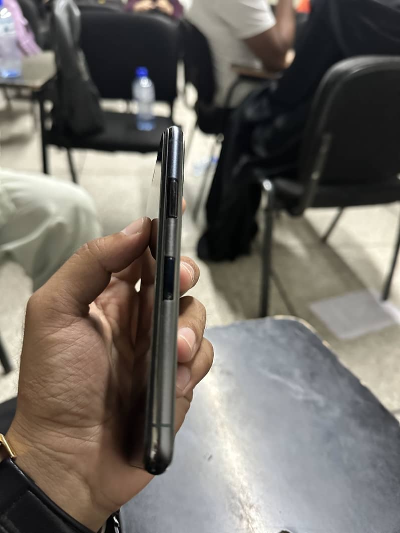 Apple iPhone 11 Pro 4