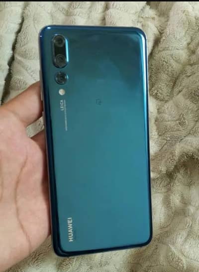 Huawei P20 Pro box and charger
