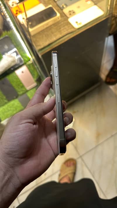 Photo de Apple iPhone 16 Pro Max 256 gb pta approved miner dot