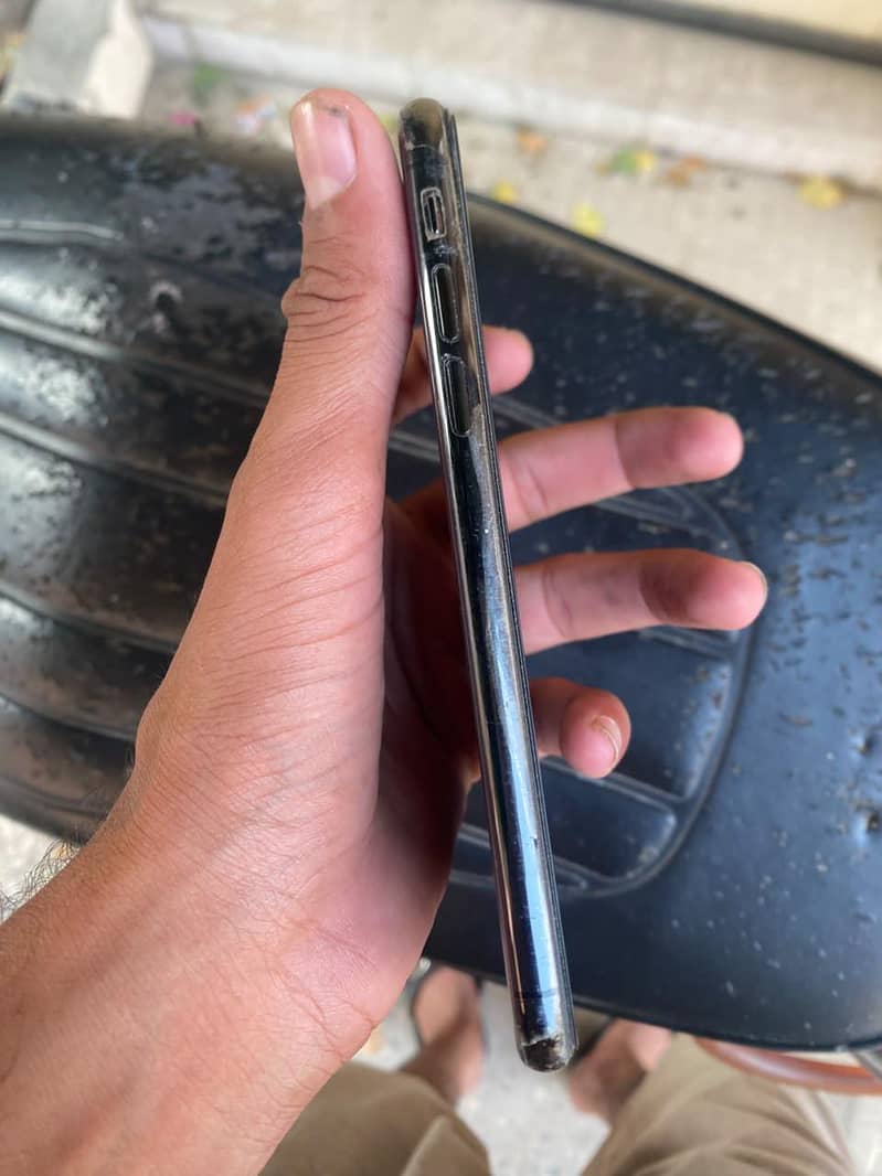 Apple iPhone X 4