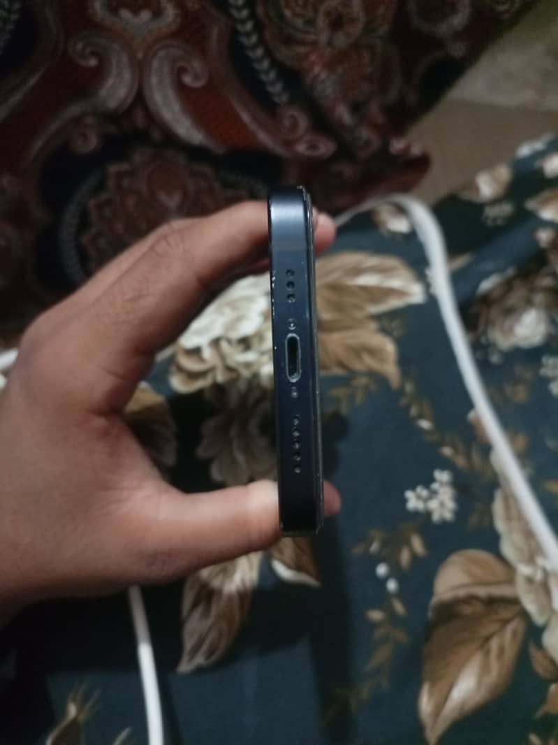 Apple iPhone 12 4