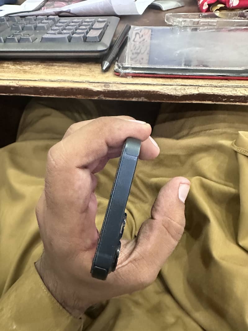 Apple iPhone 13 2