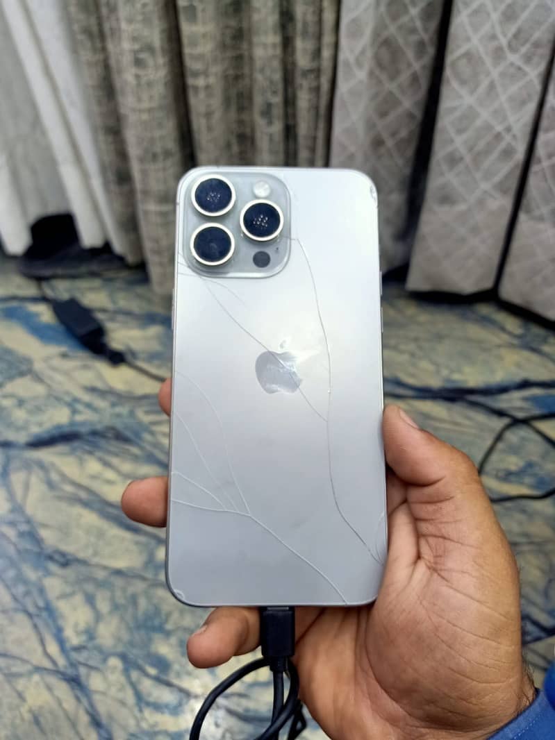 Apple iPhone 15 Pro Max 2