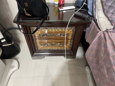 Bed without metrees abd with 2 sidetabels
