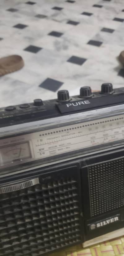 Silver radio 4band radio and good condition