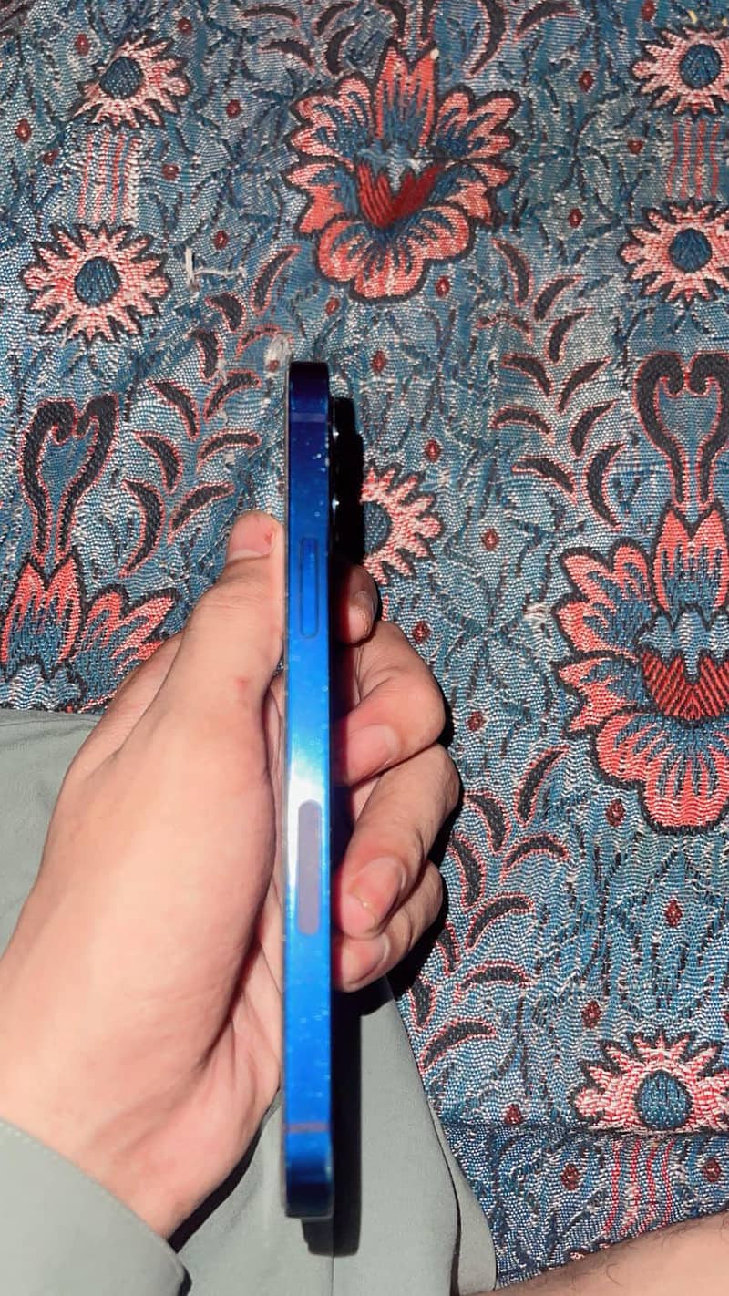 Apple iPhone 12 4