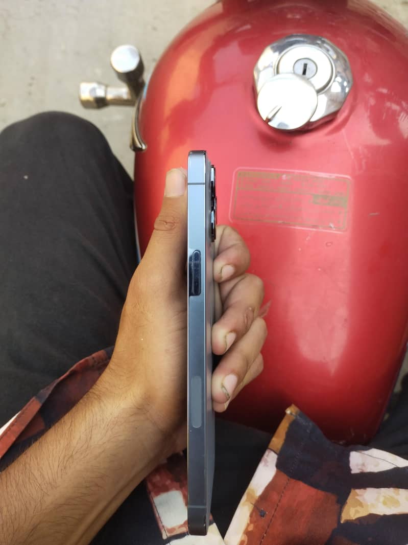 Apple iPhone 13 Pro Max 2