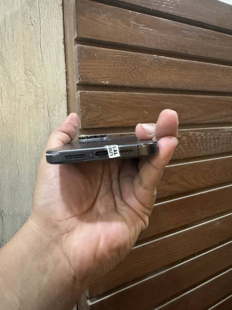 Apple iPhone 16 Pro Max 2