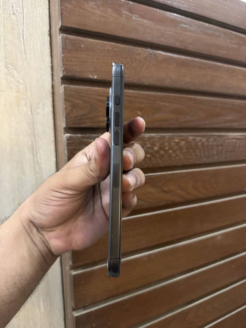 Apple iPhone 16 Pro Max 3