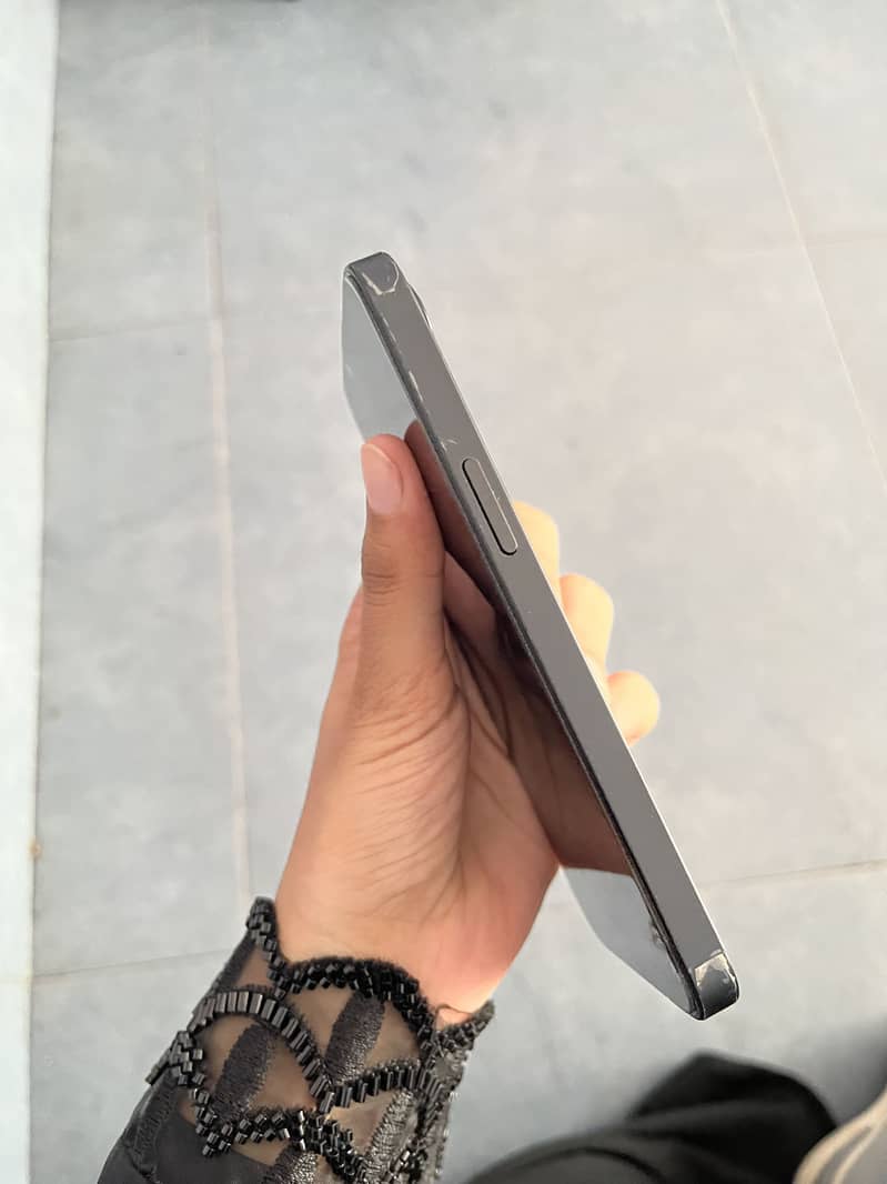 Apple iPhone 16e 0