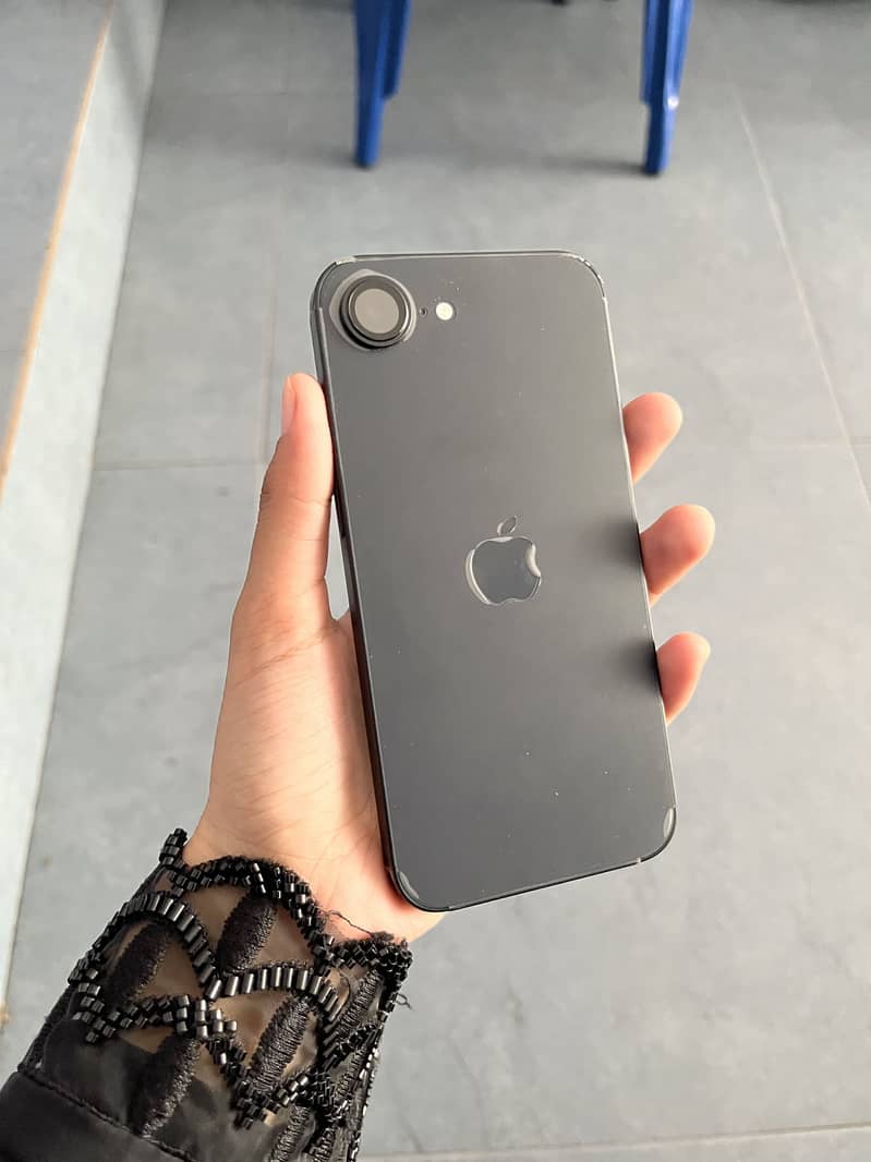 Apple iPhone 16e 1