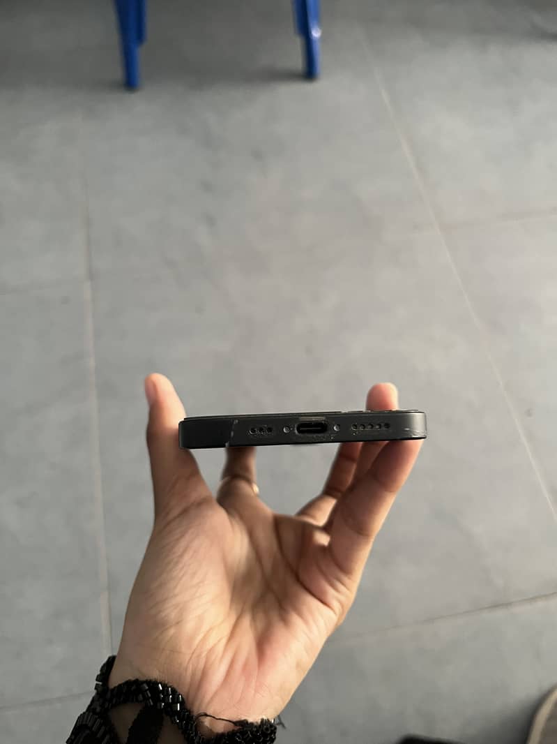 Apple iPhone 16e 2