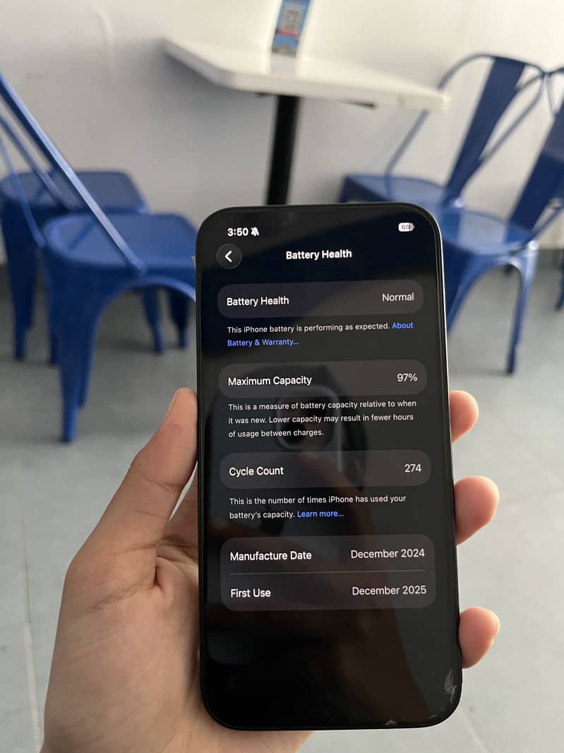 Apple iPhone 16e 4