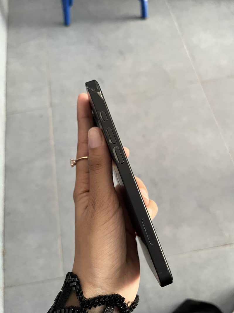 Apple iPhone 16e 5