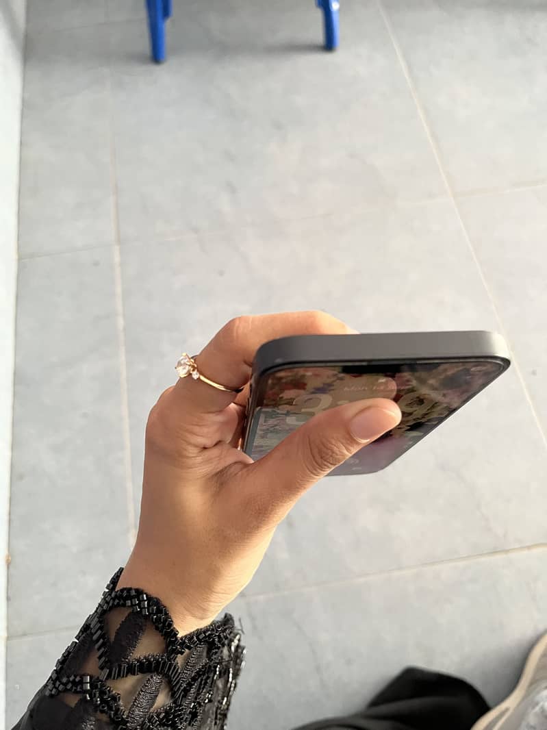 Apple iPhone 16e 7