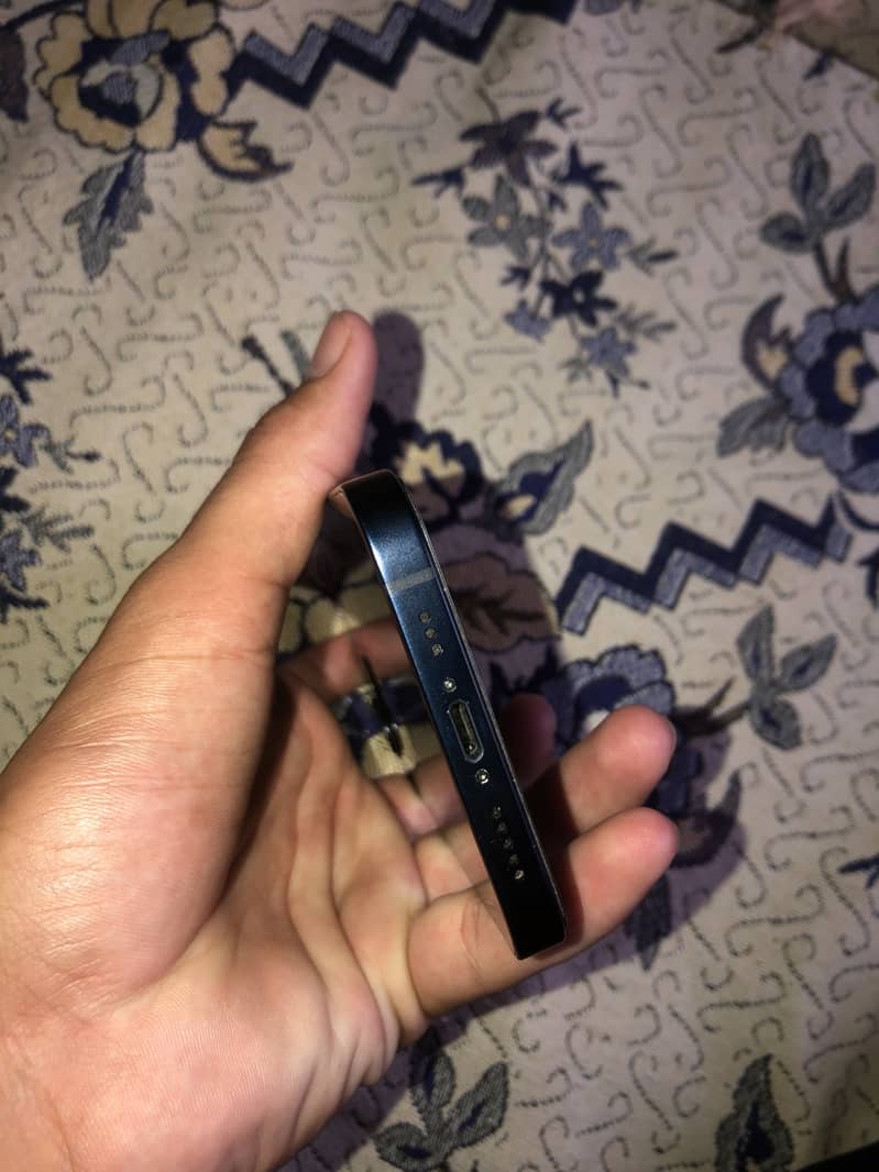 Apple iPhone 12 3