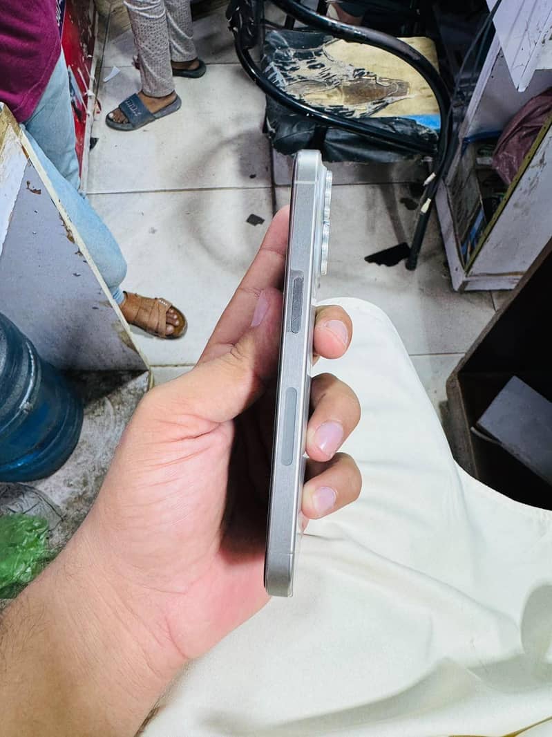 Apple iPhone 15 Pro 3