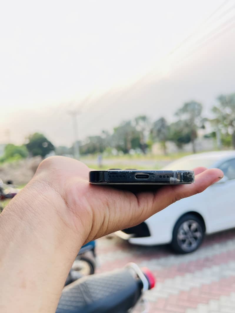 Apple iPhone 16 Pro 1