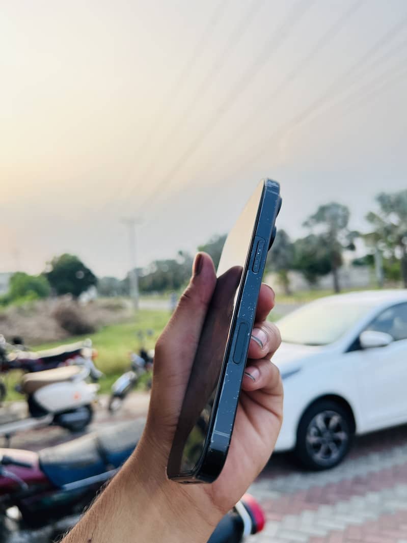 Apple iPhone 16 Pro 4