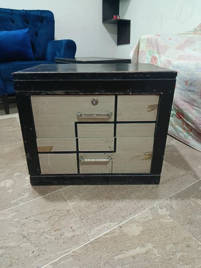 Bedside tables set, 10 Years used- 10,000 Rs- Negotiate