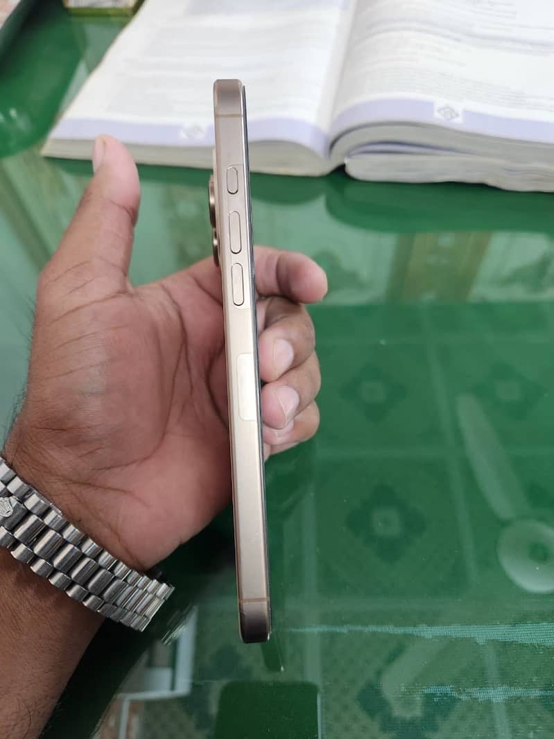 Apple iPhone 16 Pro Max 2