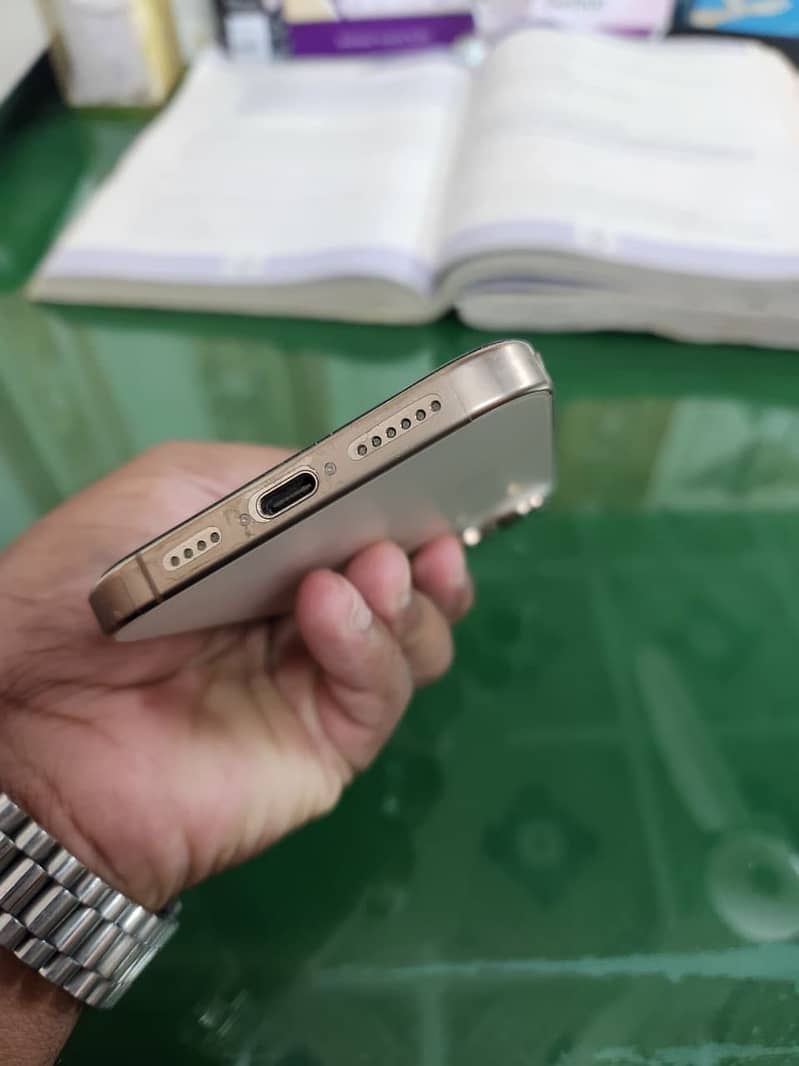 Apple iPhone 16 Pro Max 4