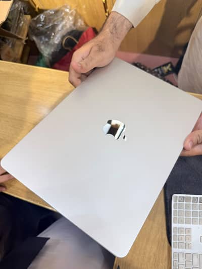 MacBook air M2 8gb ram 256gb ssd