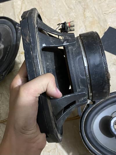 Toyota HiAce genuin subwoofers