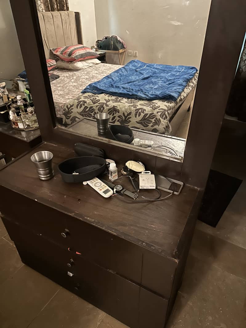 Bed set with side table and dressing table 3