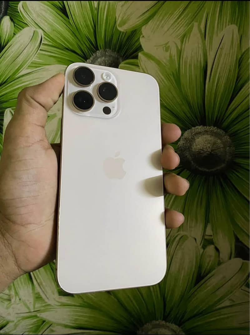 Apple iPhone 16 Pro Max 4
