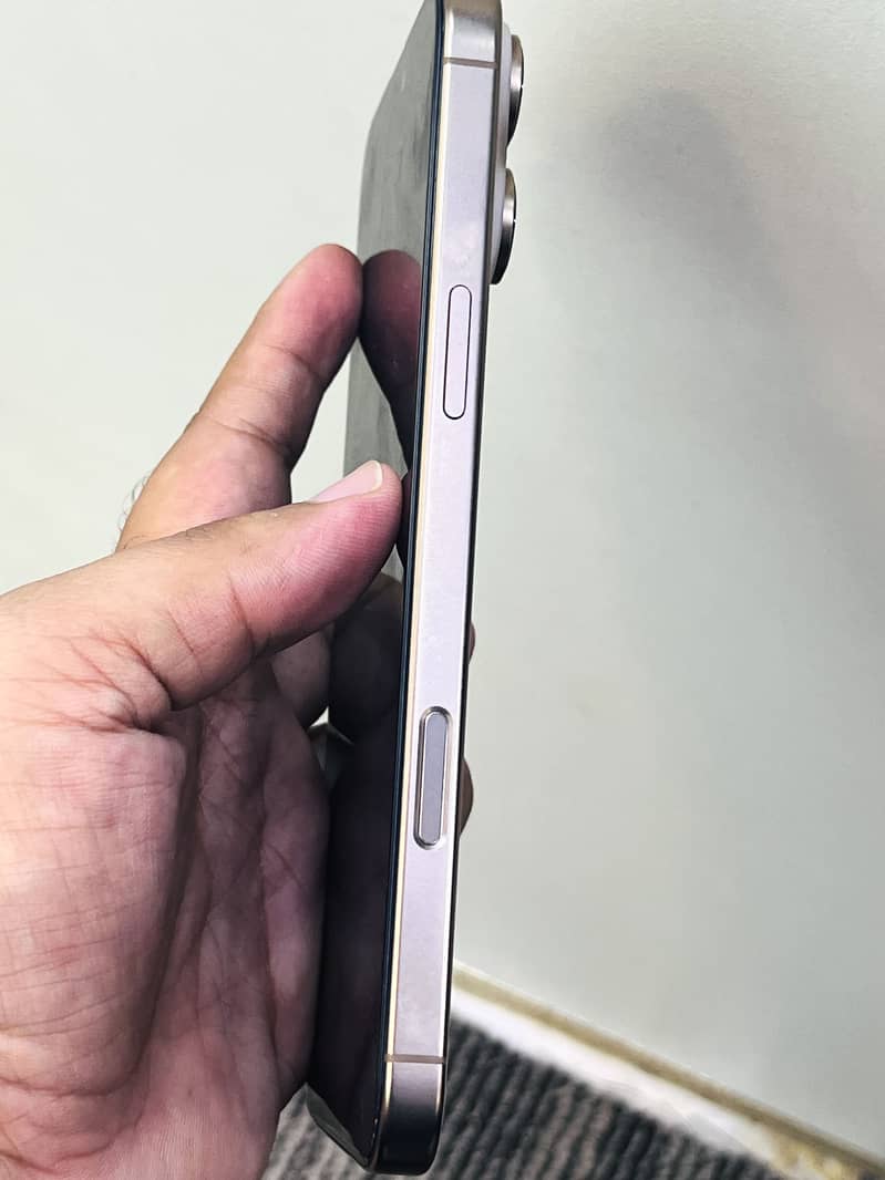 Apple iPhone 16 Pro Max 4