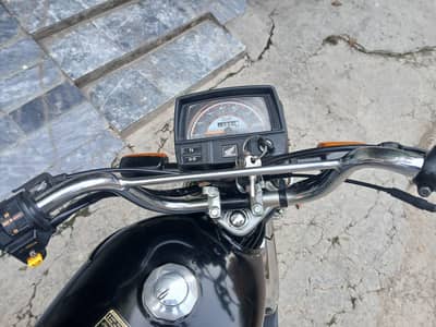 Honda CD 70 2024/2025 very Good condition total genuine hai.
