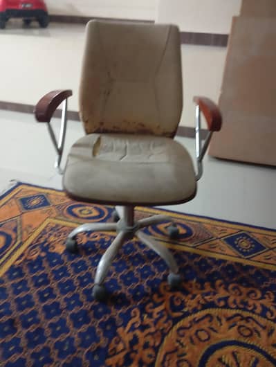 I m selling computer table chair it's a revolving chair