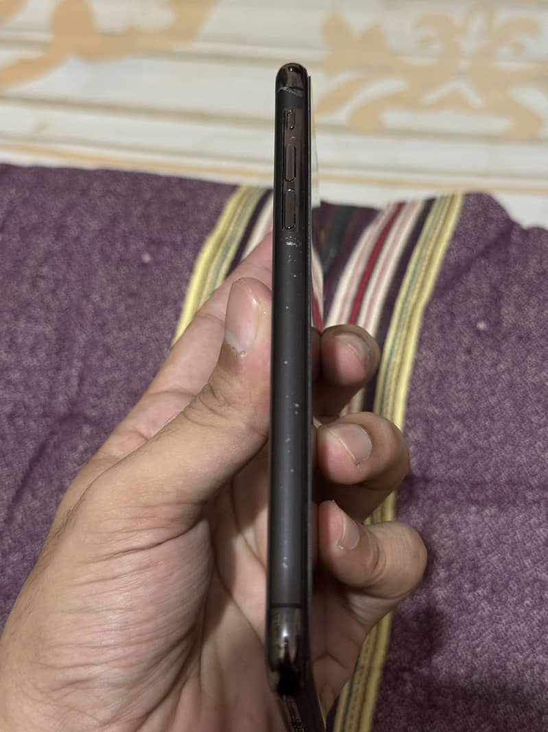 Apple iPhone 11 Pro Max 2