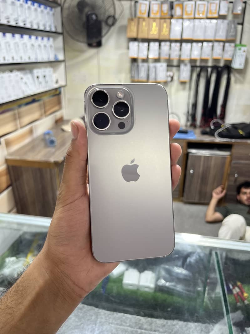 Apple iPhone 15 Pro Max 4