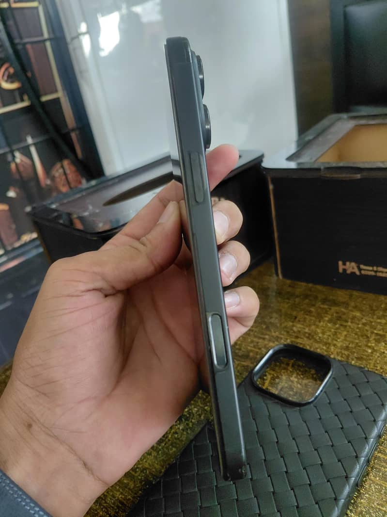Apple iPhone 16 Pro Max 0