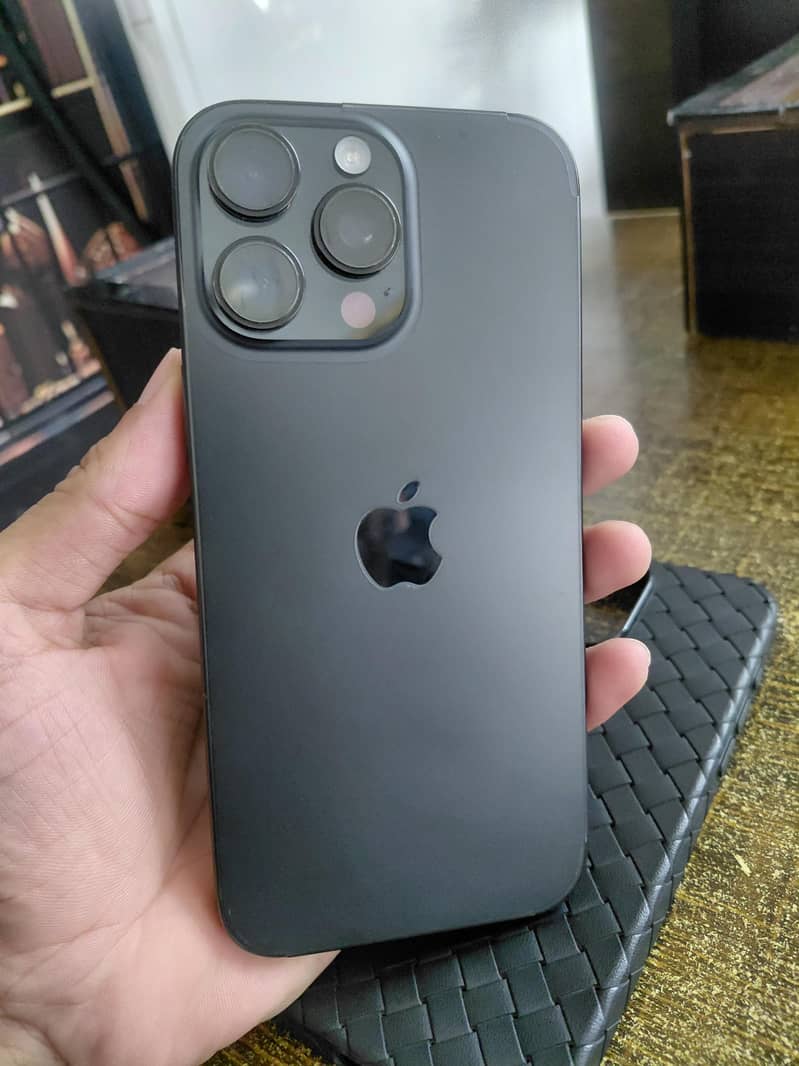 Apple iPhone 16 Pro Max 1