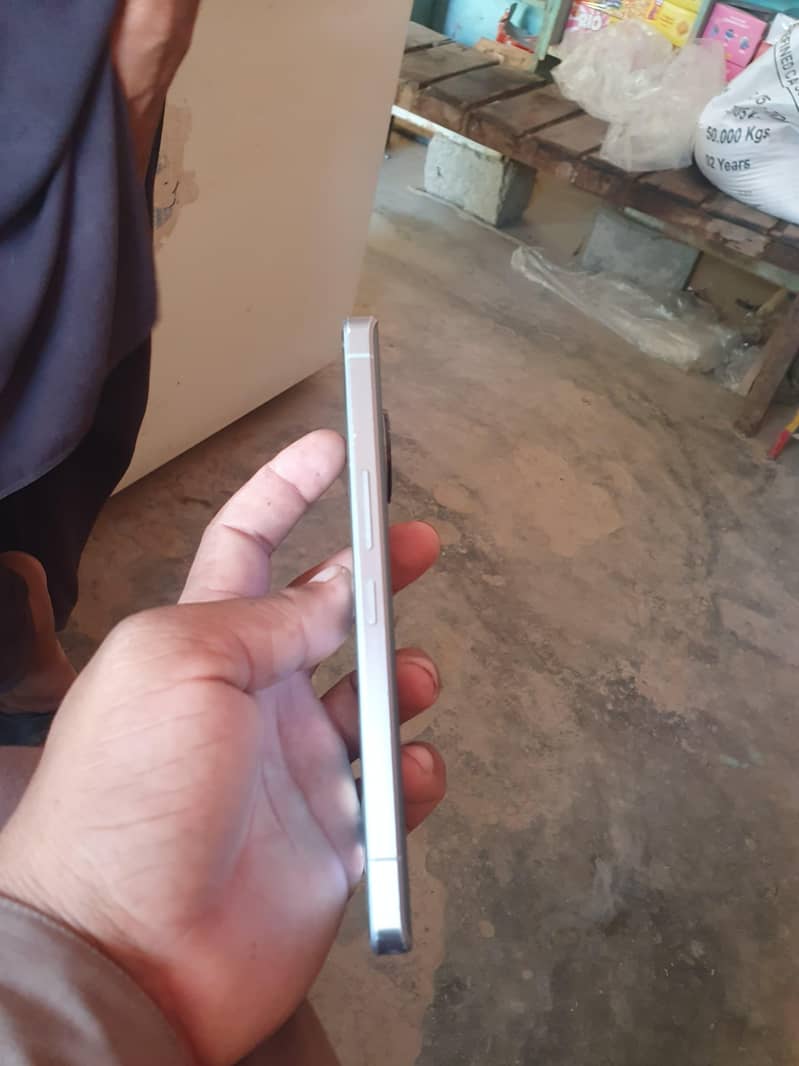 Sharp Aquos R7 pro 1