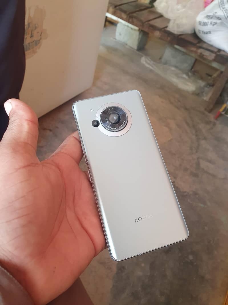Sharp Aquos R7 pro 2