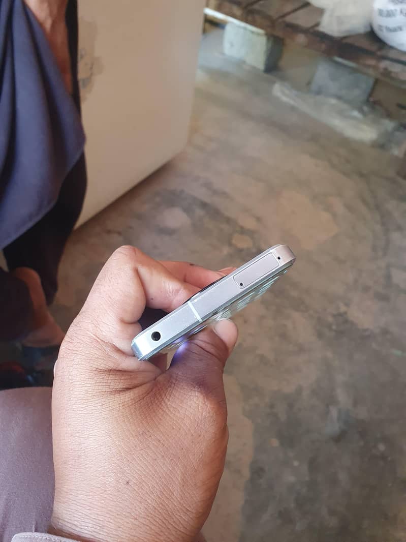 Sharp Aquos R7 pro 4