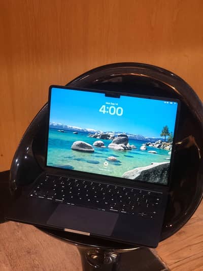 MacBook air M2 13 inches 16gb ram 256gb storage