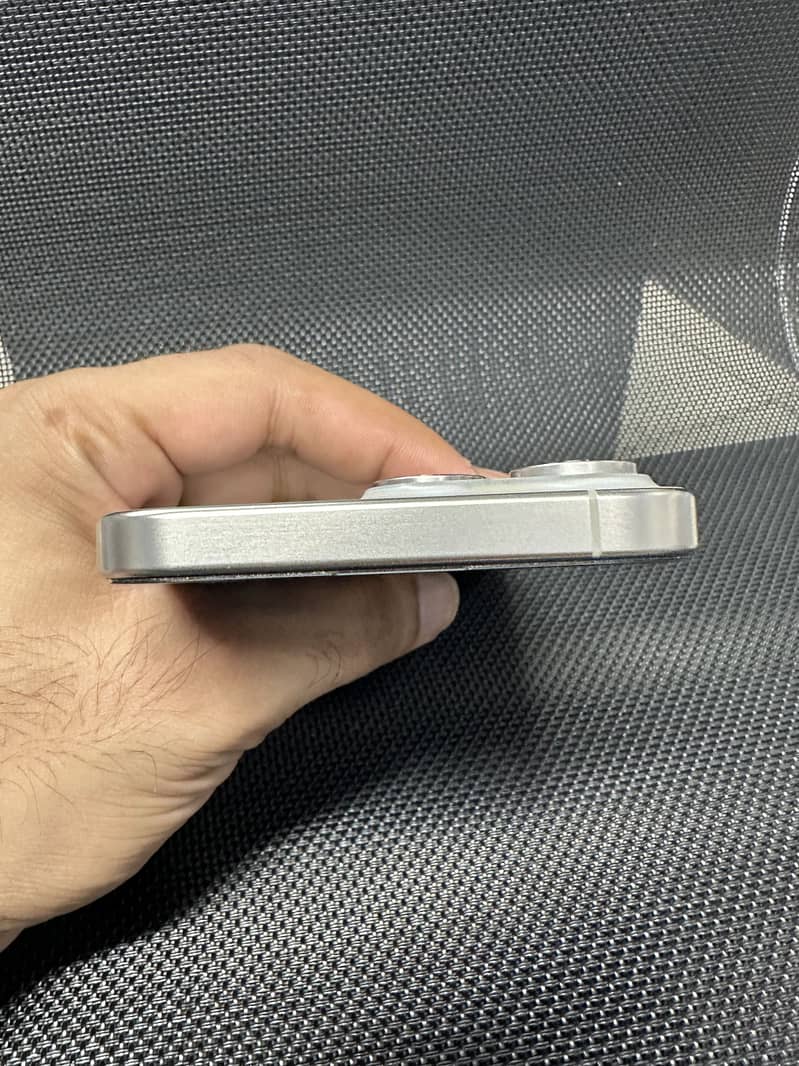 Apple iPhone 15 Pro Max 2