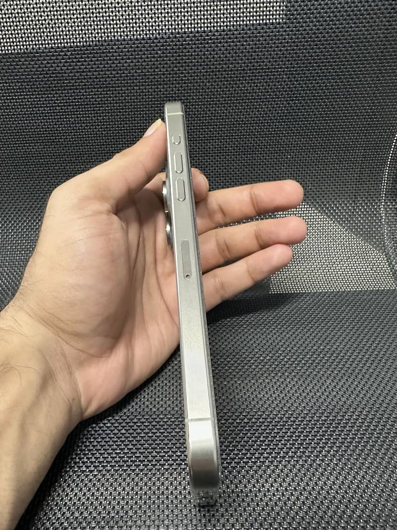 Apple iPhone 15 Pro Max 6
