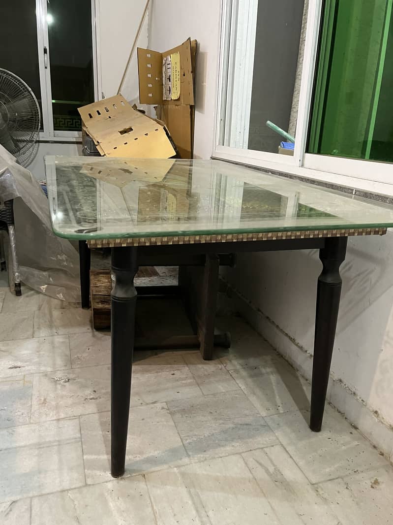 Dining table good condition 3