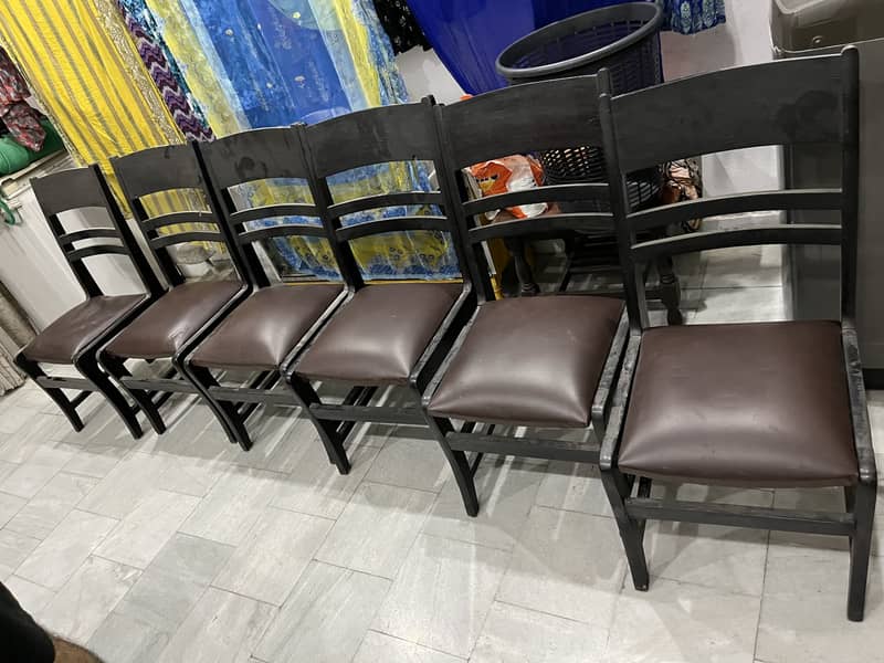Dining table good condition 4