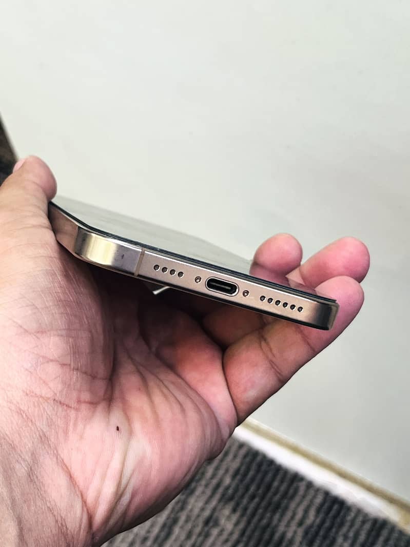 Apple iPhone 16 Pro Max 8