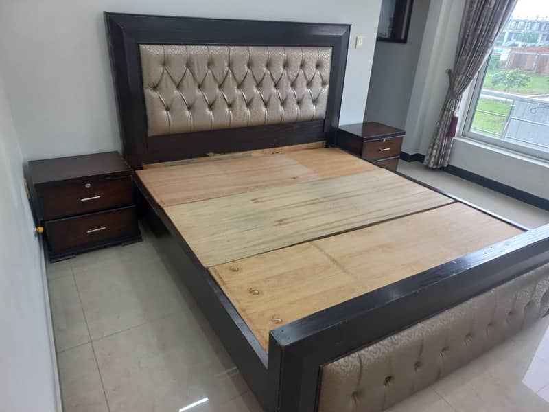 Bed with side tables 0