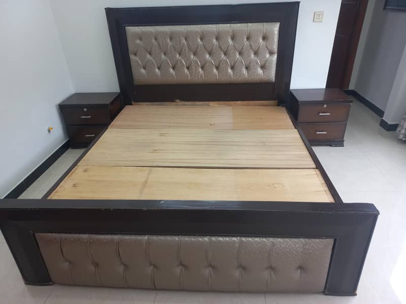Bed with side tables 3
