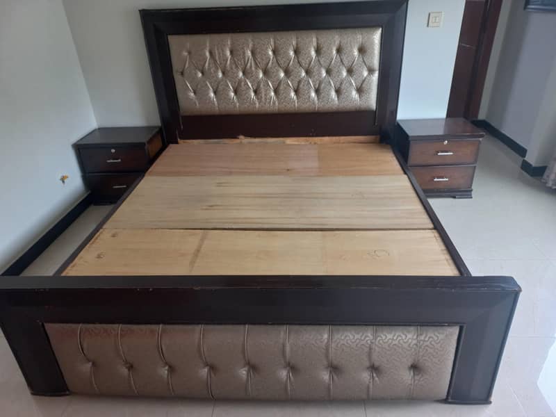 Bed with side tables 4