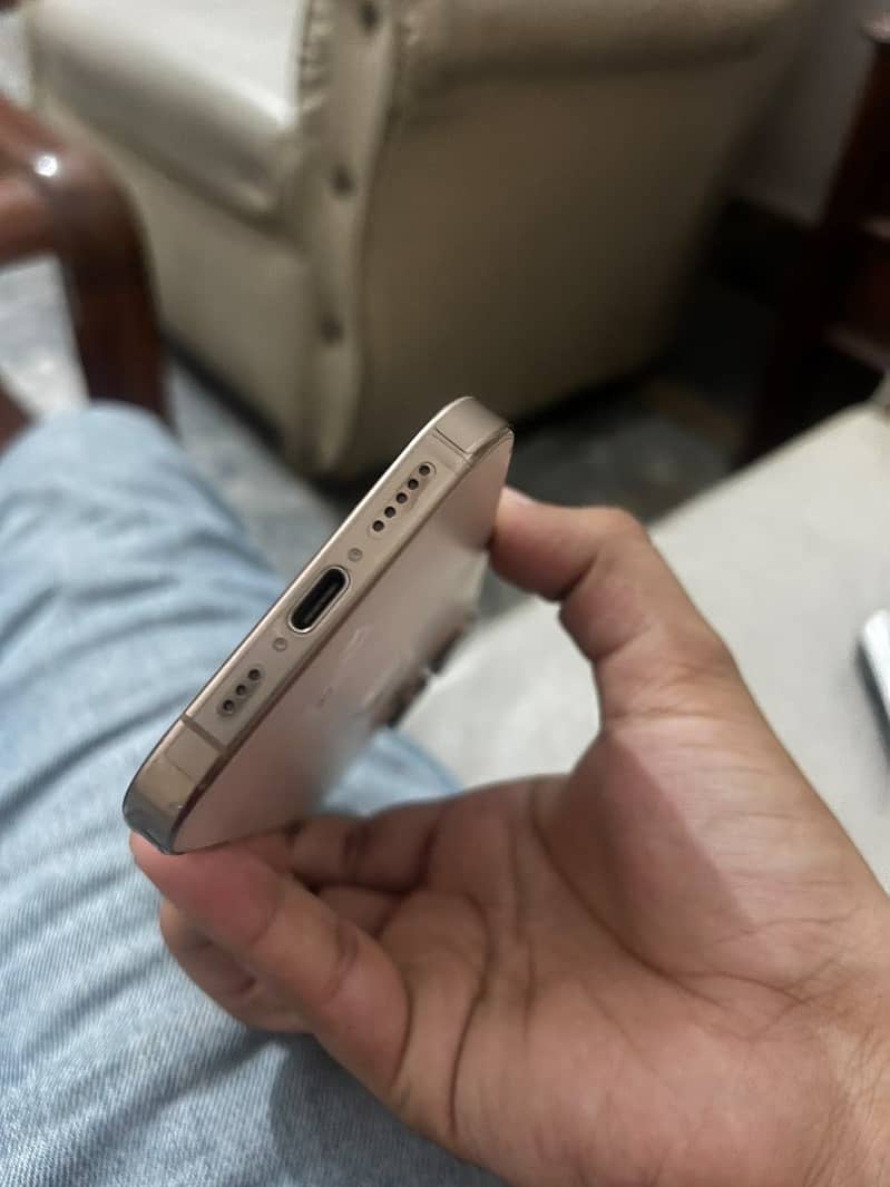 Apple iPhone 16 Pro 2